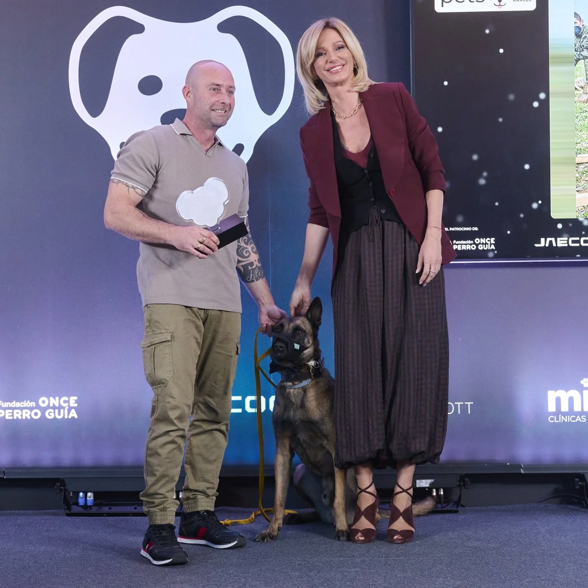 Emilio Suárez y su perro Snoopy.