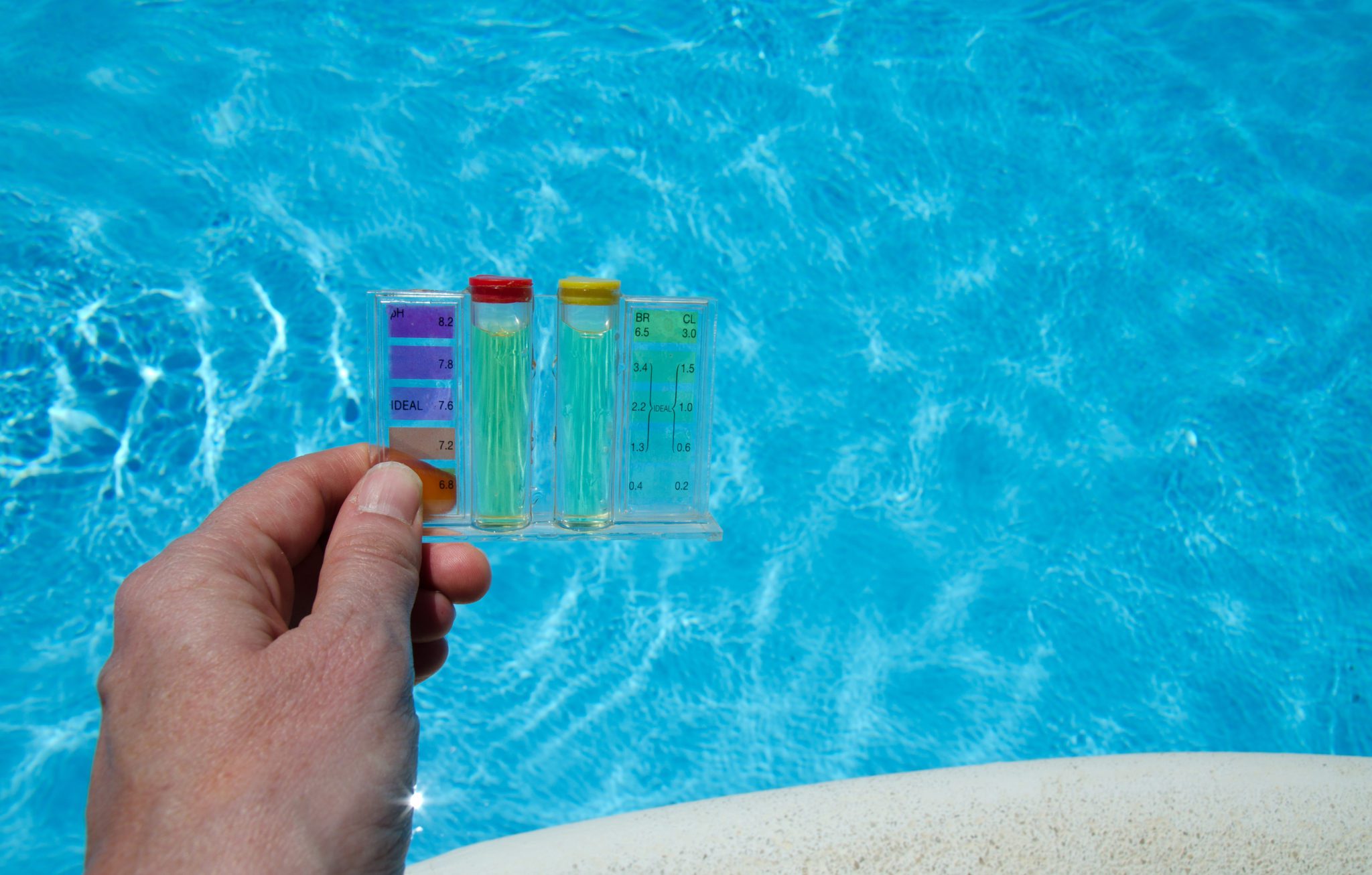 Качество воды в бассейне. Уровень PH воды в бассейне. Тестирование воды в бассейне. Вода с хлоркой. Цветная вода в бассейне.