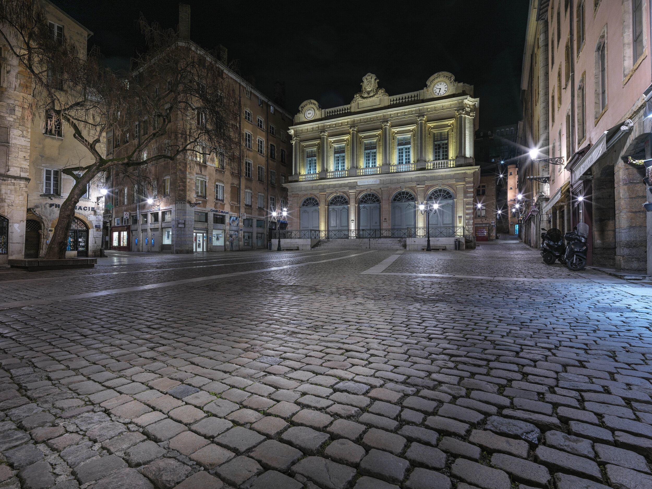 LYON LOCKDOWN 18H COUVRE FEU