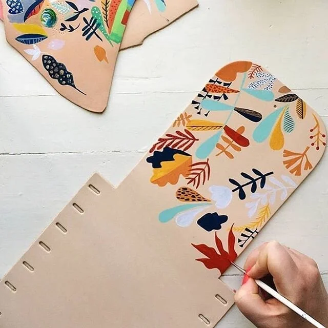 I had so much fun painting this fantastic bag for @leatherneedlethread  She&rsquo;s launching some new DIY bag kits with paints very soon so check them out! There&rsquo;s also a giveaway to win this one off bag and also 2 other absolute beauties pain