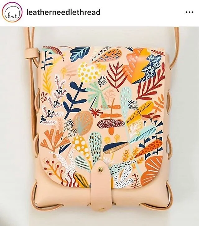 Giveaway alert klaxon!!! Fancy winning this bag? ✨🌈✨I had a whale 🐳 of a time painting this exclusive one-off bag for the most excellent @leatherneedlethread and we&rsquo;re giving it away ... here are the details! 🌿🌱🍁🍂🍃🌱☘️🌴🌿 here are the r