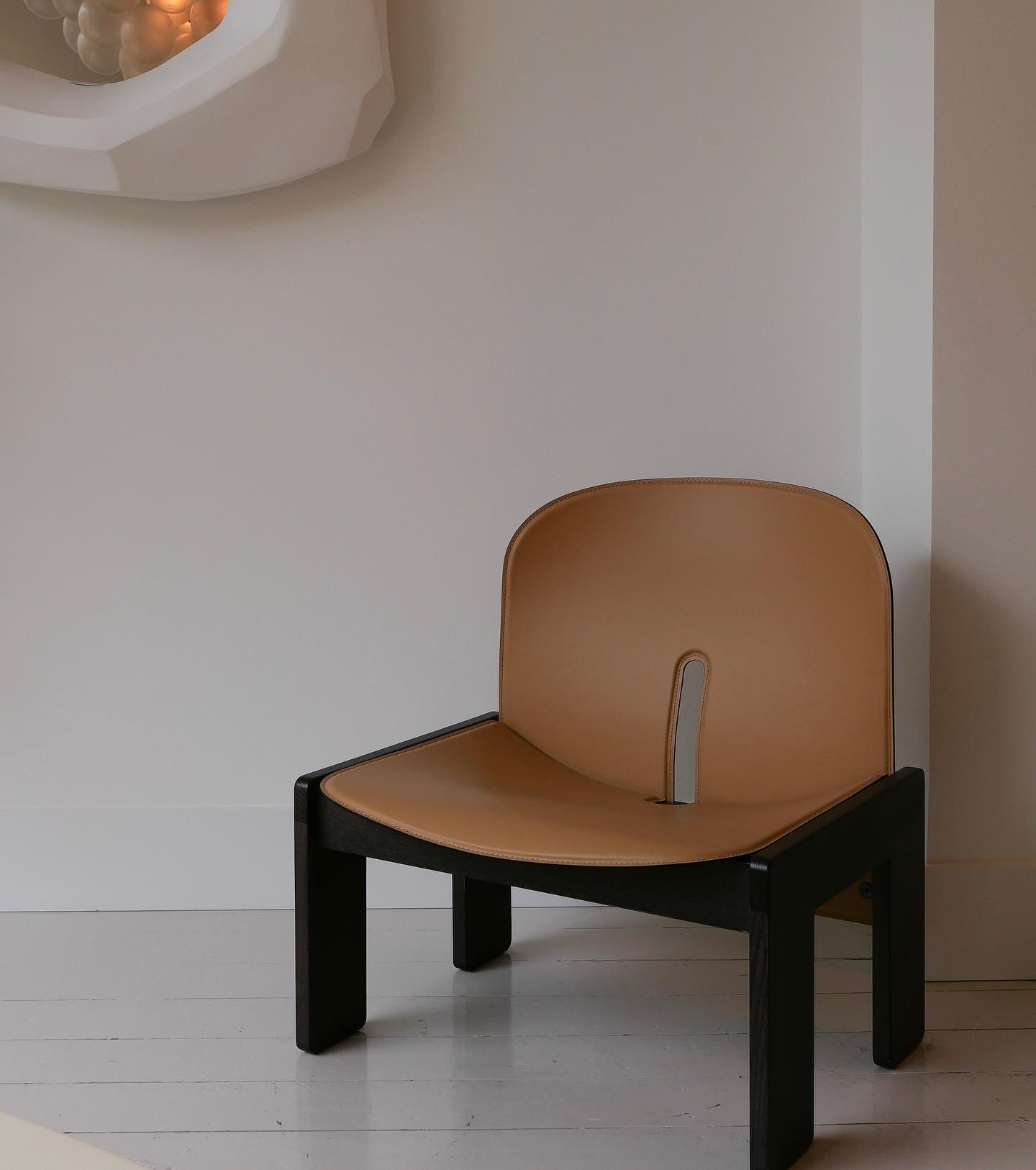 Mobilia&rsquo;s chair of the month: the iconic 925 Scarpa lounge chair. It was designed in 1965 alongside the charming 121 Scarpa dining chair by Afra and Tobias Scarpa. Easily recognized by its robust wooden frame and the striking contrast with its 