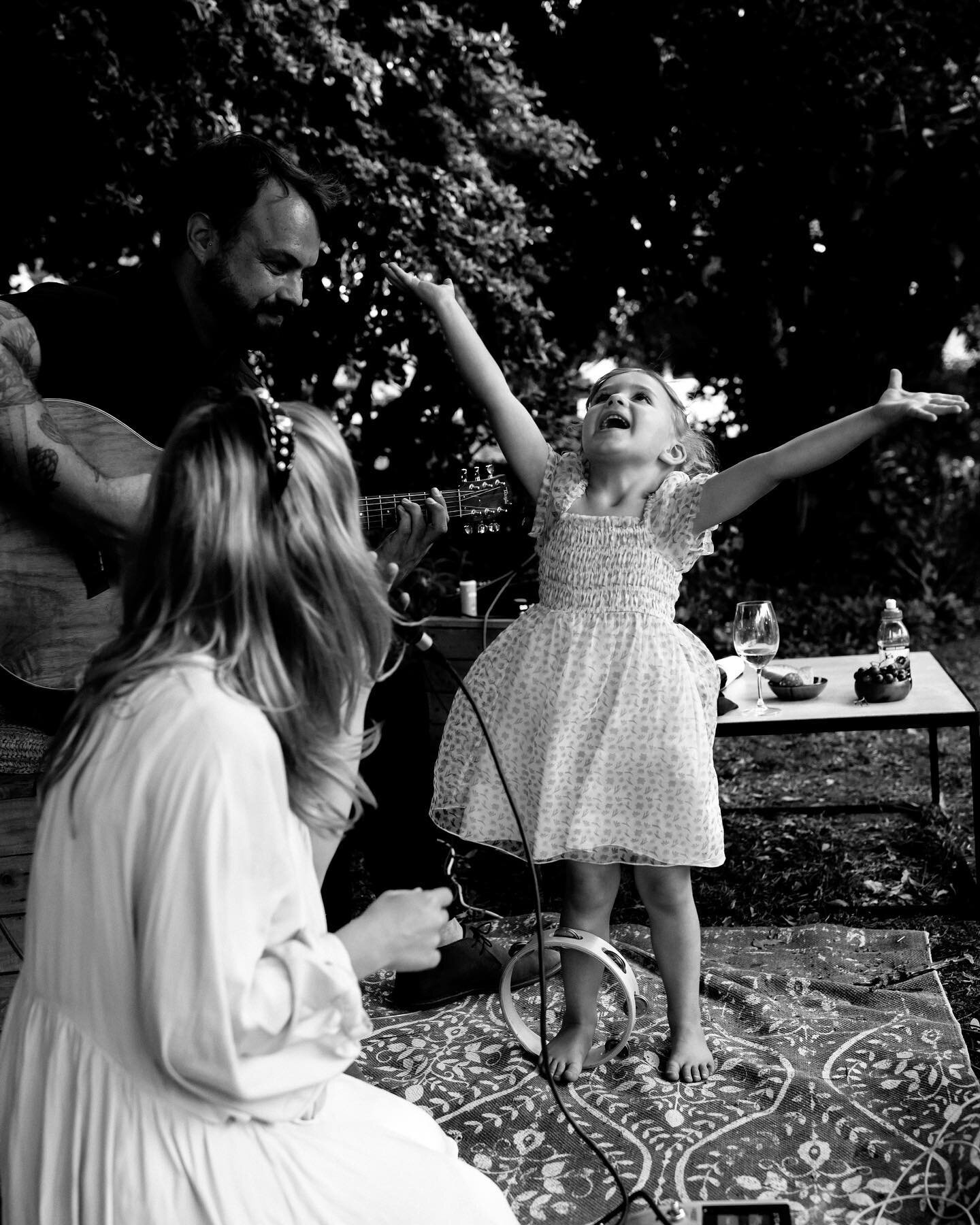 Oh what joy music brings to an occasion. 

📷 @ayeh.kphotography 
💍 Amori &amp; Ryno #WeddingDay
💌 @kraak_event
🎙 @carlalouw music
🎼 @myohmyentertainment 

#weddingfun #weddingentertainment #capetownweddings #capetownweddingphotographer #carlalou