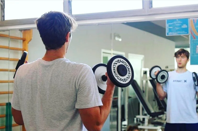 Ma quindi, dopo tutto questo casino, siete tornati in palestra o no?

Ormai eravamo abituati a un centro mezzo vuoto, ora invece venite in palestra, andate in piscina, fate aperitivo e non ci mollate pi&ugrave; eh.. 
scherziamooo! Siamo felicissimi d