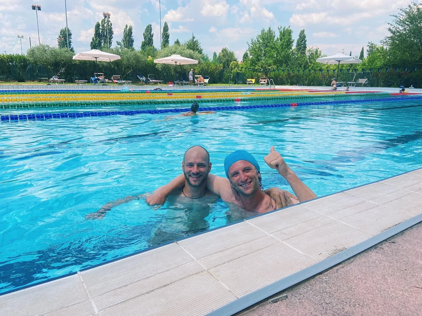 Forse questo caldo ci da alla testa..Li vedete anche voi i maestri di tennis in acqua? Ci sembrano molto a loro agio in questo elemento.. che dite, li lasciamo l&igrave;?
Ora aspettiamo solo gli istruttori di nuoto in campo.. @team_agonistica_sca 
#b