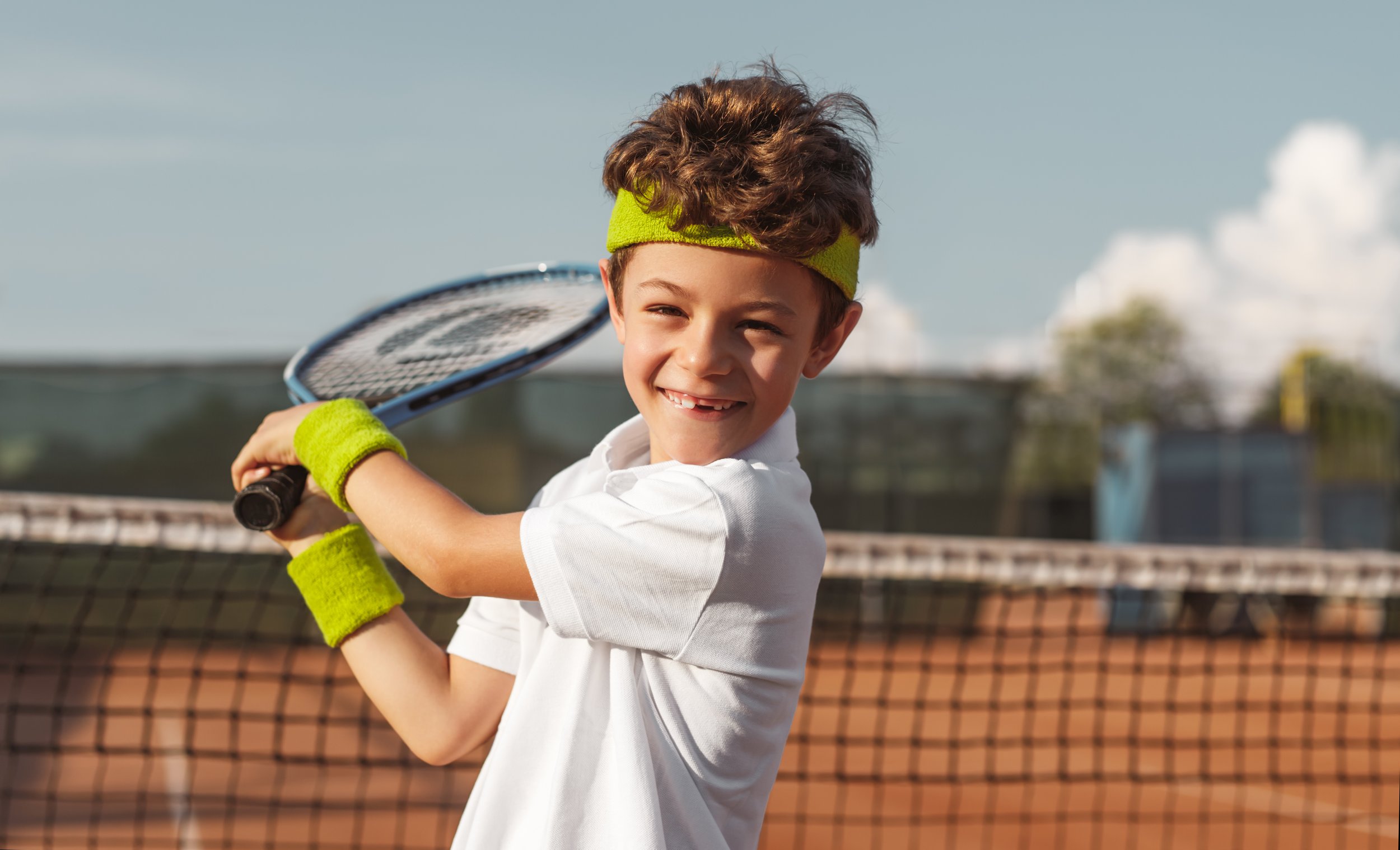 We play tennis when. Мальчик играет в теннис. Детский большой теннис. Кружок теннис. Мальчик с теннисной ракеткой.