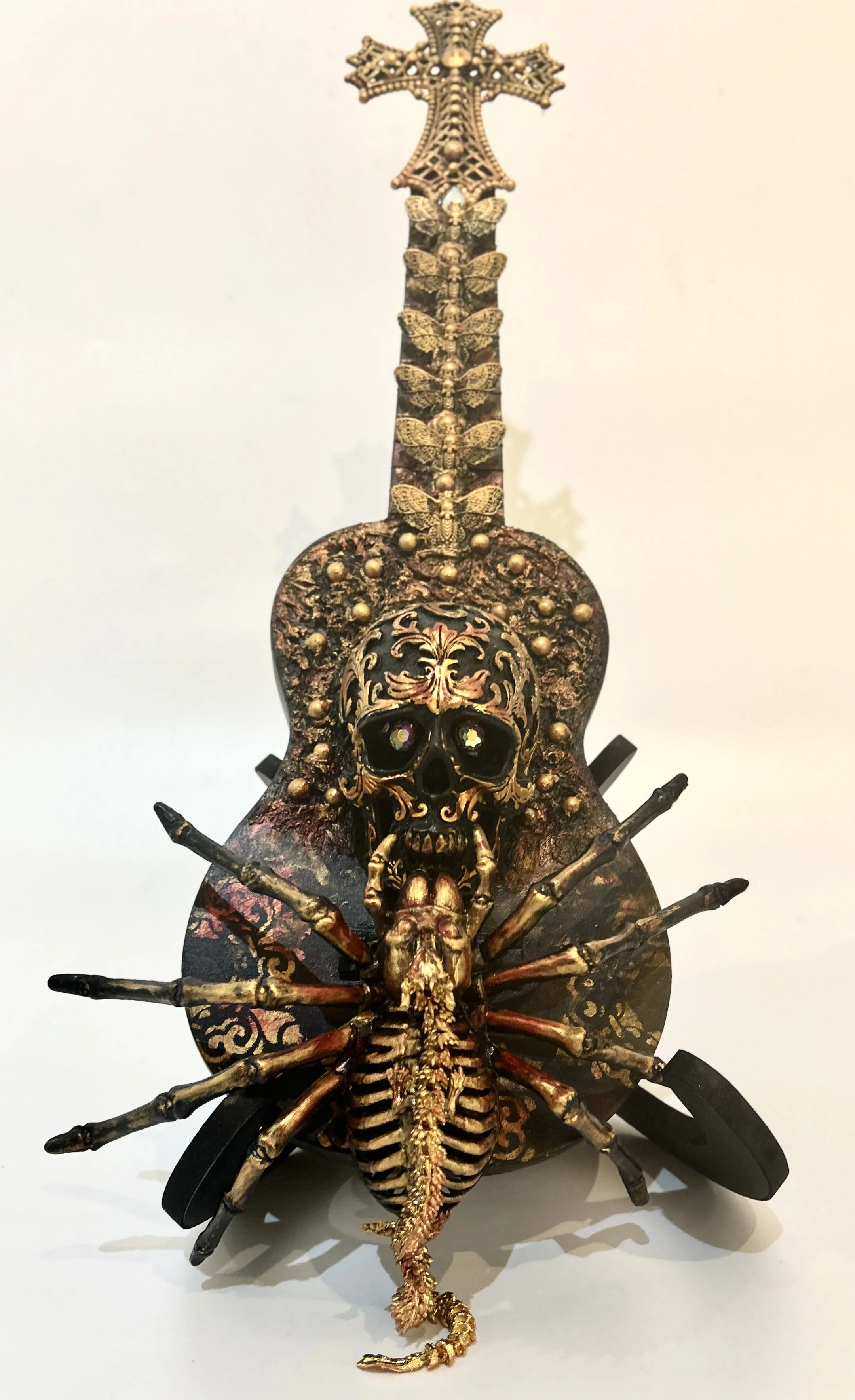 Eveline Gallant Fournier :Sonara, The Spinner of the World’s Threads techniques mixtes et objets récupérés .jpg
