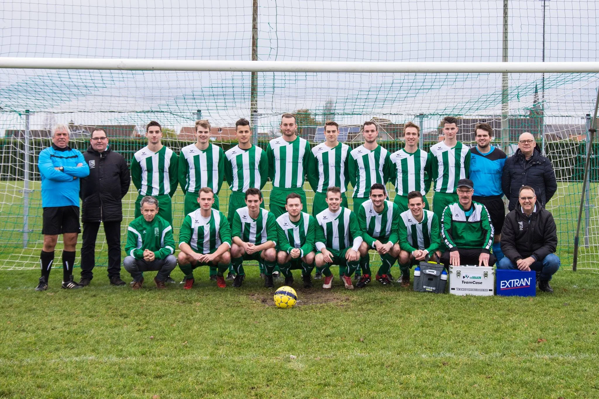 Staand: Jos de Blok, Johan Mouthaan, Joep Steijaert, Tom de Caluwe, Cas van Passel, Tim Roodhuizen, Martin Mouthaan, Ricardo Sponselee, Jeroen van Looij, Fons Kerckhaert, Willem Everaert, Danny der Weduwe, William van Passel en Johny Merckx. Zittend: Martijn der Weduwe, Edy de Wit, Rik van Passel, Johan Roodhuizen, Onno Hoek, Kevin de Witte, Milan Jonkheim, Fabian van Vliembergen,Pieter van Campen en Sebastiaan de Block