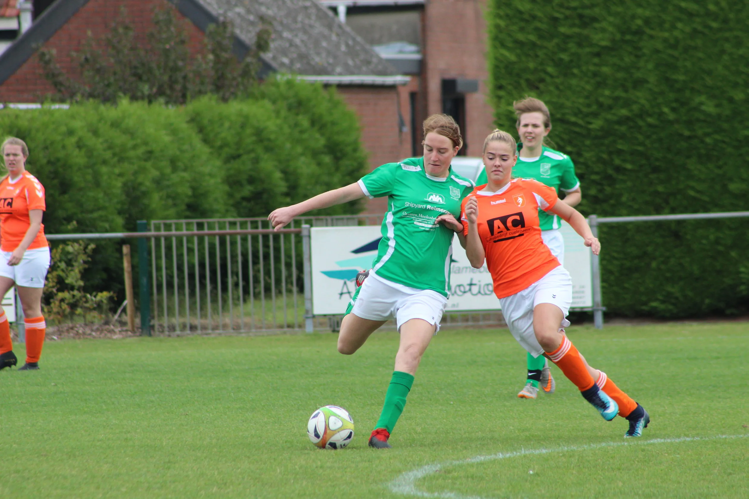 Dames winnen eerste thuiswedstrijd met 9 - 0