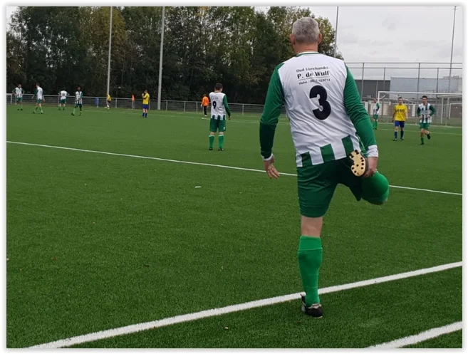 Graauw 4 glijdt uit op kunstgras