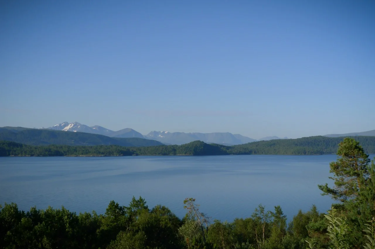 Feltet ligger sydvendt med fantastisk utsikt mot fjord og fjell. 