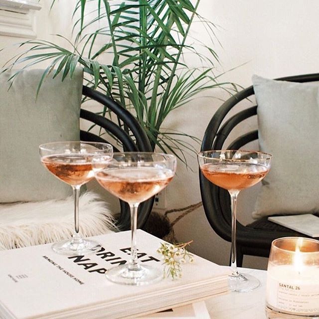 Anyone else feel like this week was long but also flew by at the same time?! #cheerstotheweekend .
📸: @afabulousfete