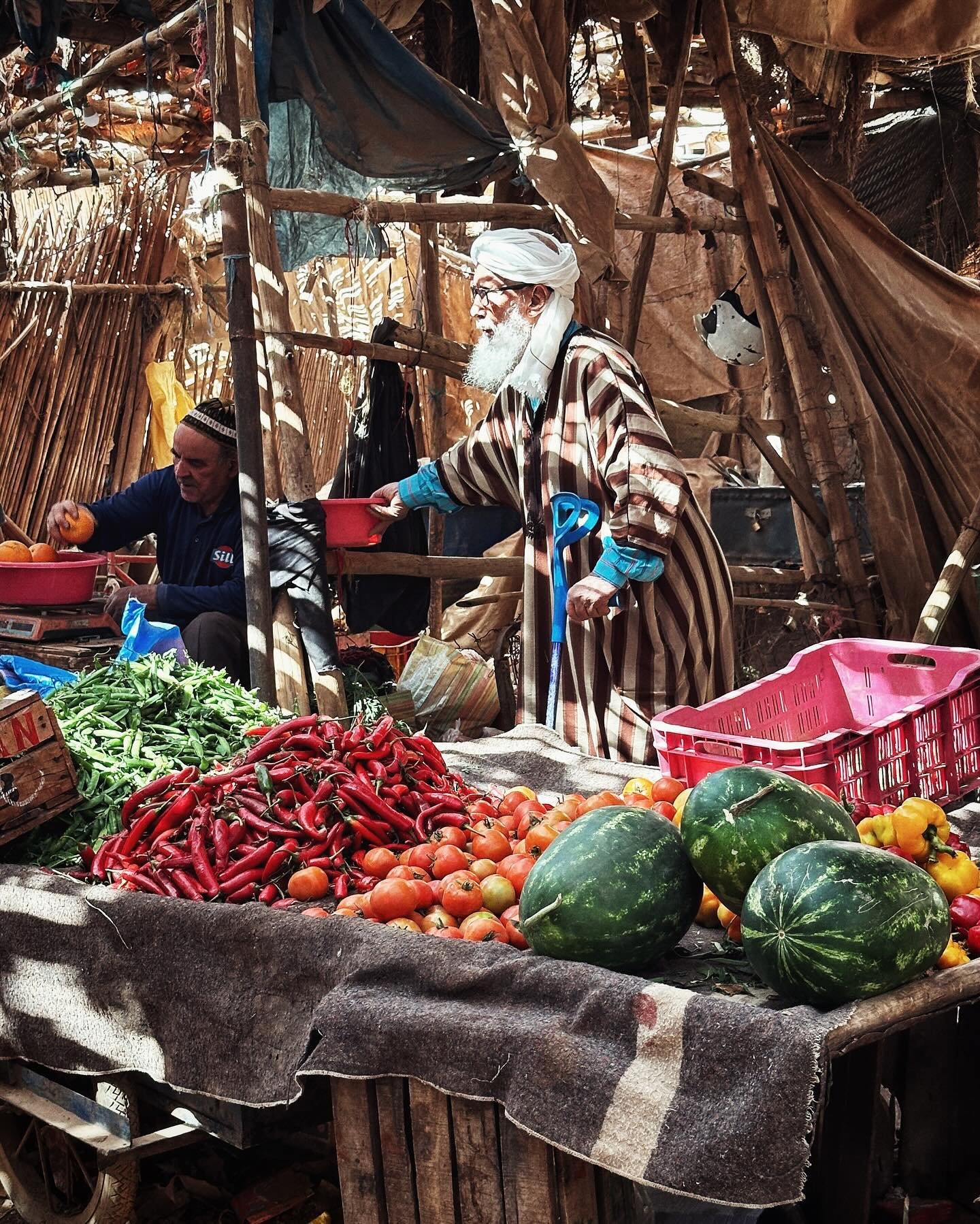 A market we stopped at on the journey out of the Sahara to Fes.
.
.
.
.
.
#moroccotravel #portraits #dayinthelifephotography #travelewriters #travelphotography #travelling