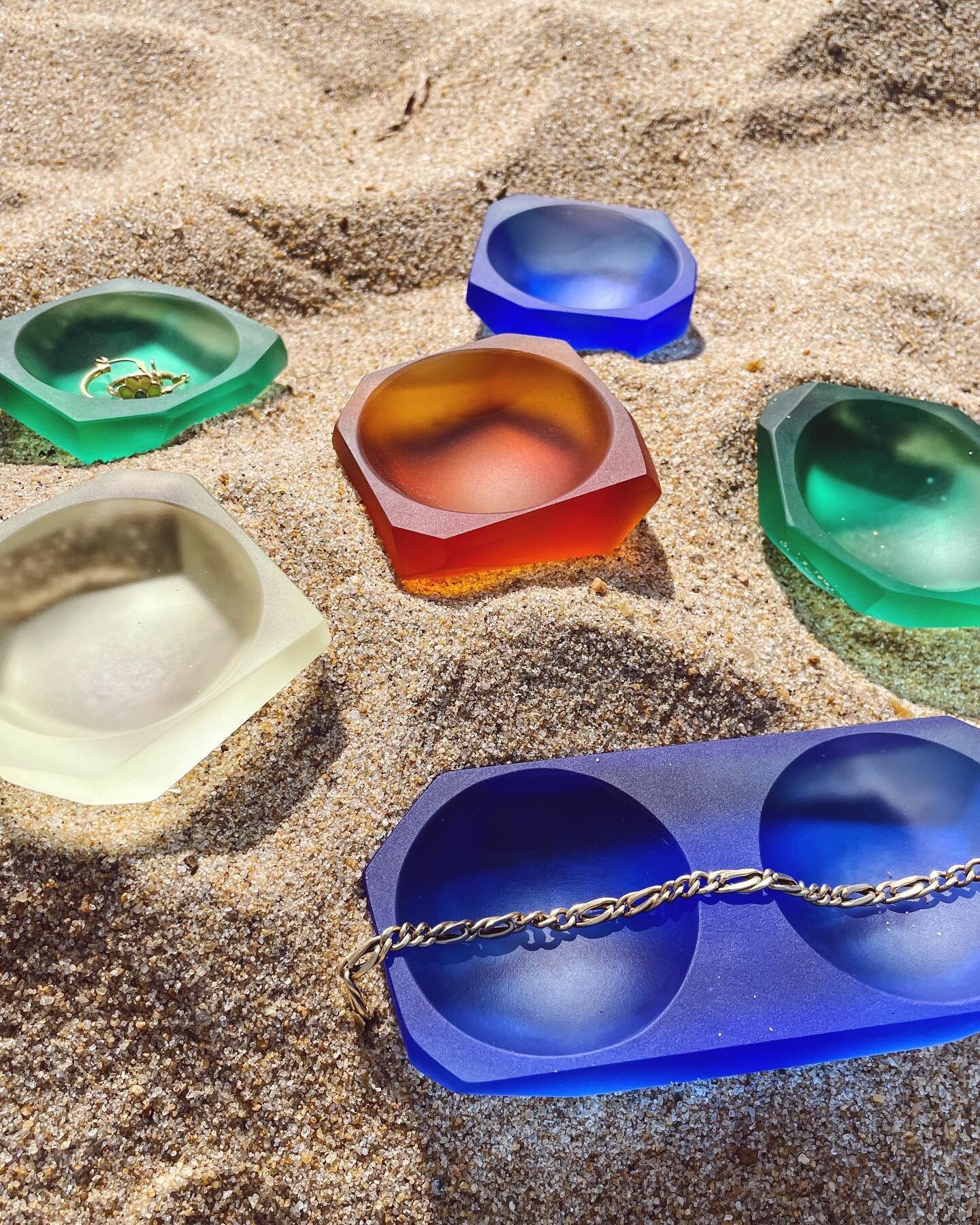 💫🔹Back by popular demand 🔹💫
Bestselling jewel tones Emerald, Sapphire, and Red Amber cast glass dishes are now restocked and ready to ship! 💎. 
-
#glassart #homedecor #glassdecor #saltcellar #glass #interiordecor #castglass #coldworking #faceted