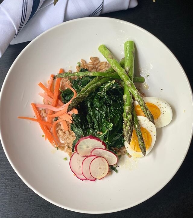 ✨New Menu✨ This week’s offerings are posted online! Here we’re showing the Farro Bowl with spring vegetables, a 6 minute egg and herbs. Available for take-out & dine-in.
.
.
.

#flyingfig #marketatthefig #theflyingfig #cleveland #clev
