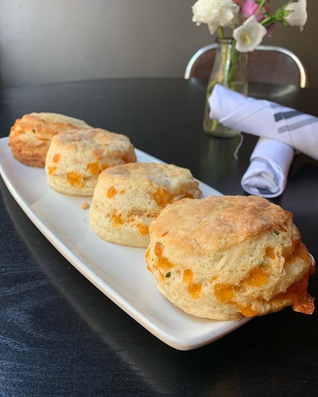 Cheddar-chive biscuits are back! Available for dine in or to go. Grab a few from @marketatthefig 💕.
.
.
.

#flyingfig #marketatthefig #theflyingfig #cleveland #clevelandohio #ohio #ohiocity #clevelandstrong #farmtotable #strongertogether #flocktoget