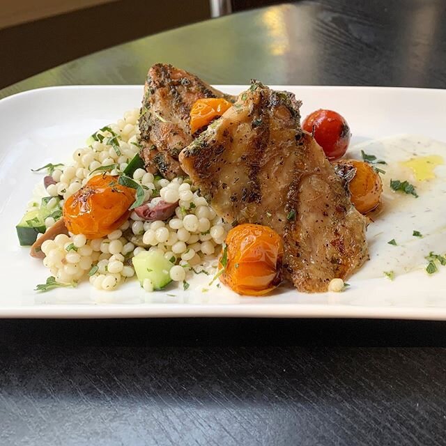 Herb + Lemon Chicken Thighs from @giftedgrass farm with israeli cous cous, olives, cucumber, blistered tomatoes, red onion and a cumin-dill yogurt sauce. (Staff favorite!).
.
.
.
.

#flyingfig #marketatthefig #theflyingfig #cleveland #clevelandohio #