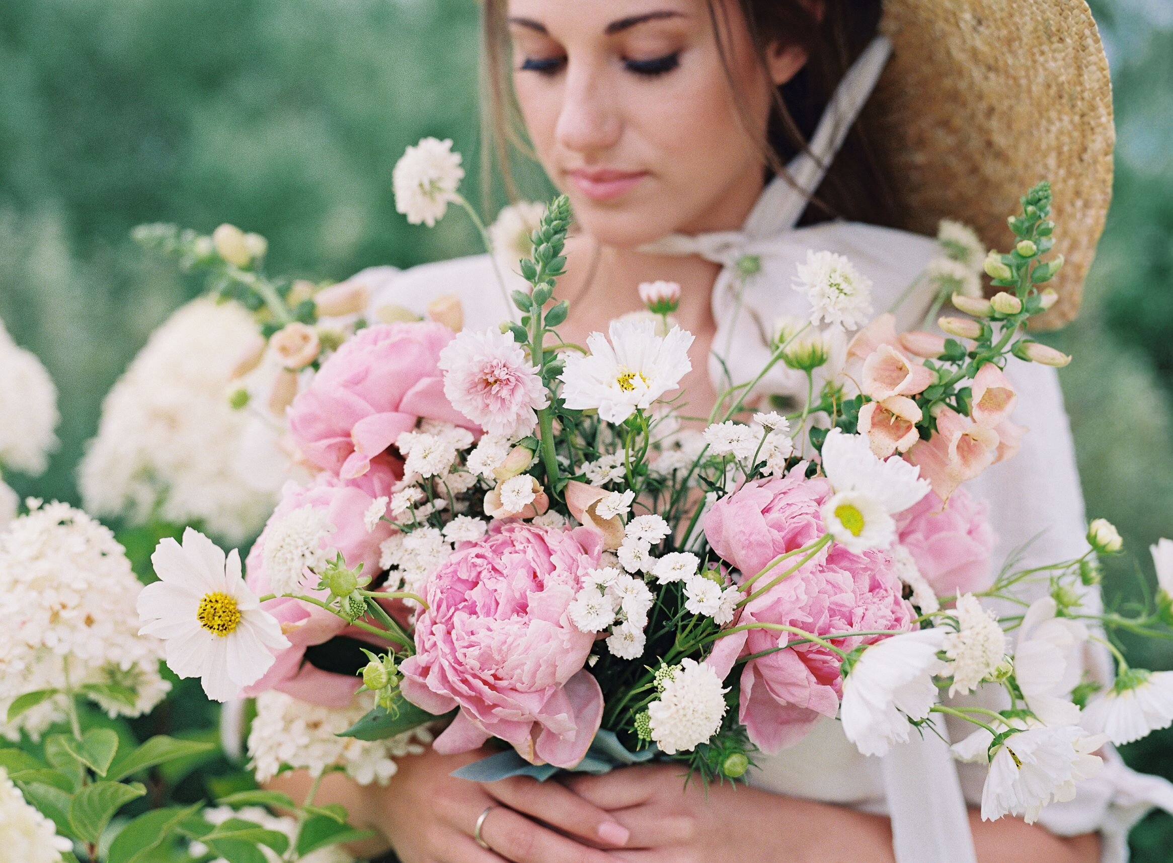 Rose_and_Laurel_Bouquet_at_Blue_Sky_Flower_Farm_Shasta_Bell_Photographie.jpg