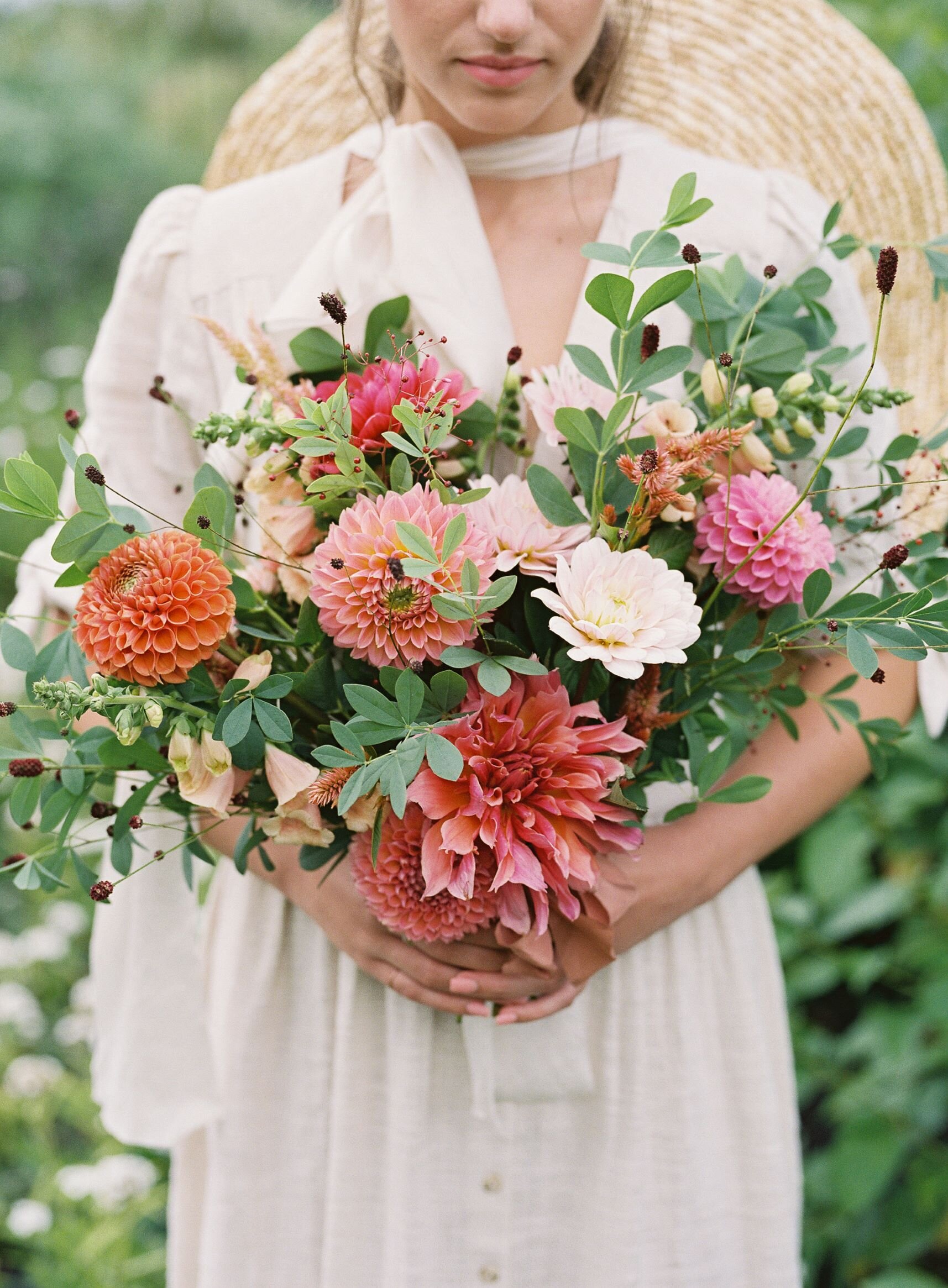 Rose_and_Laurel_Fall_Bouquet_at_Blue_Sky_Flower_Farm_Shasta_Bell_Photographie.jpg