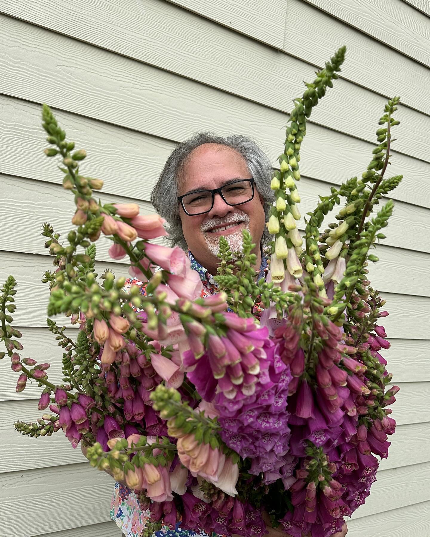 Did I mention I love foxglove???? Especially after this past week&rsquo;s episode with @littlestateflowerco !! Anna Jane shared so much great information!! Listen wherever you listen to podcasts!!

Thank you @southernflorafarms for your beautiful flo