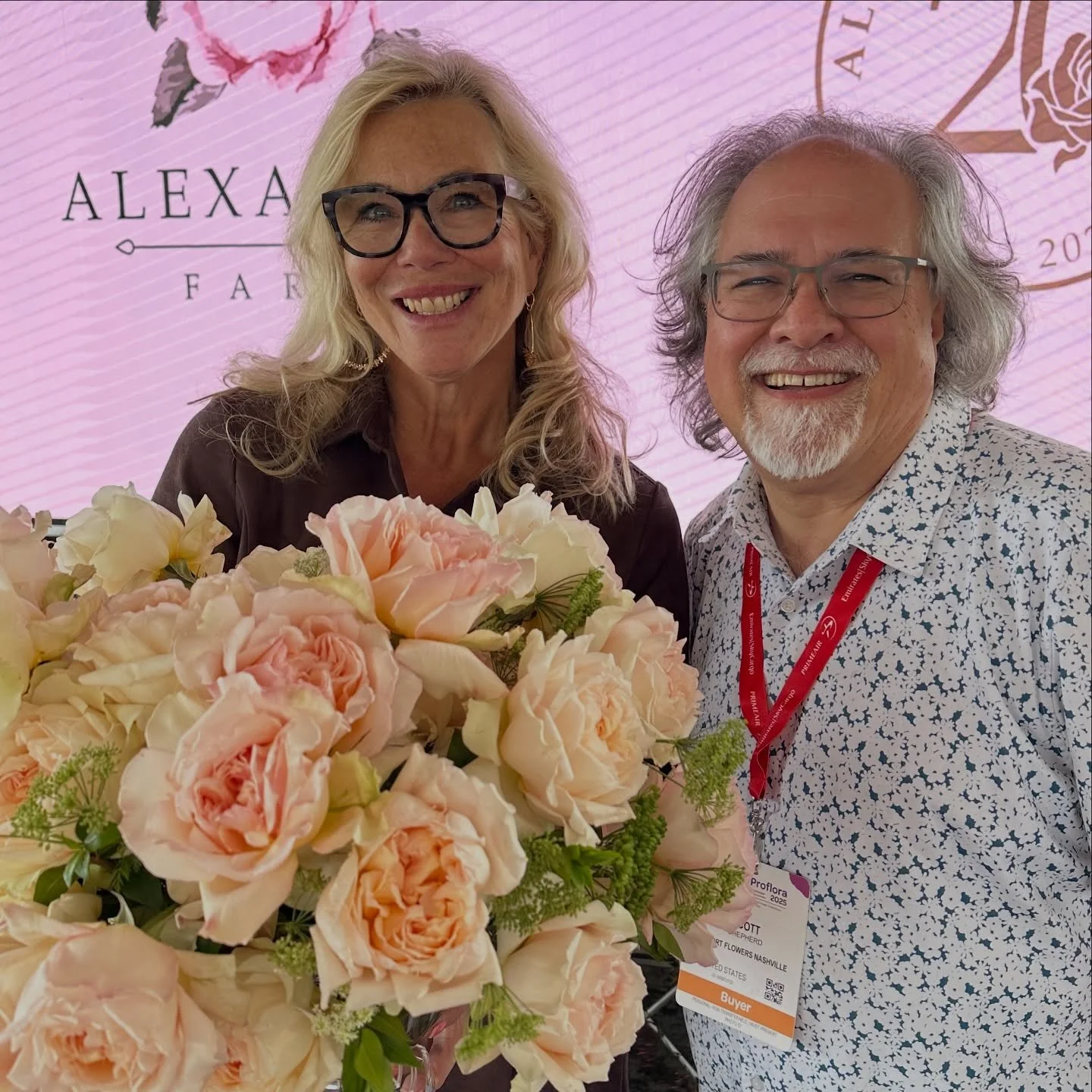 Who knew I&rsquo;d be seeing @hollychapple when I was in Colombia!! It&rsquo;s a small world!! Especially in the world of flowers!!

This is THE Princess Holly&rsquo;s Hope, a rose named after Holly!! If you know Holly you know there&rsquo;s a wonder
