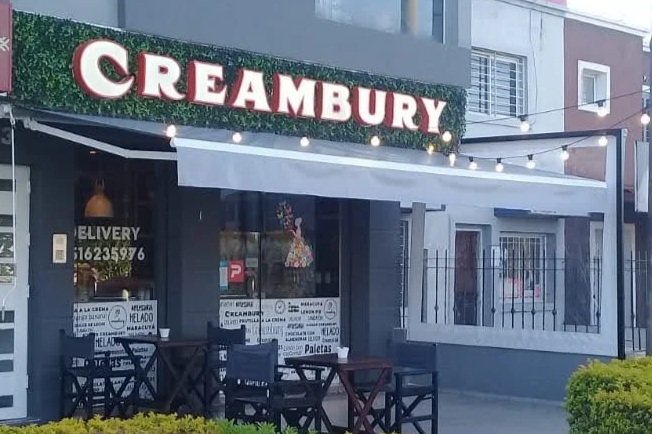 Toldo brazo invisible abierto instalado en fachada, brindando sombra sin columnas frontales