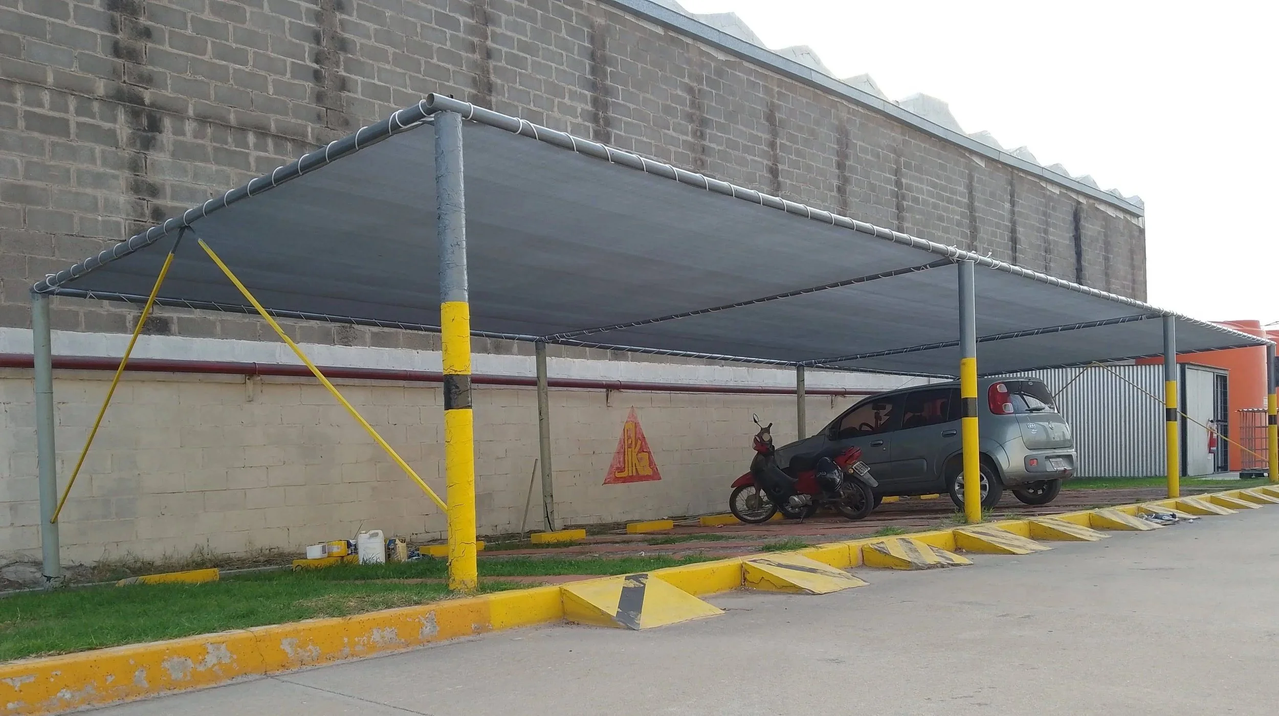 Cochera con mediasombra: guía para elegir mediasombra Agriplas Premium 90% y 98%