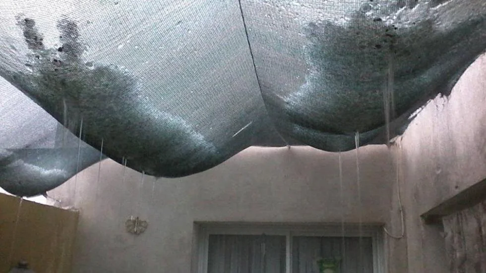 Ejemplo de mediasombra “antigranizo” sin estructura rígida: la malla queda vencida con acumulación de agua y hielo tras una tormenta