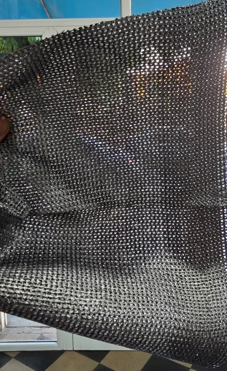 Detalle de la trama de mediasombra agriplas premium 98% en color gris