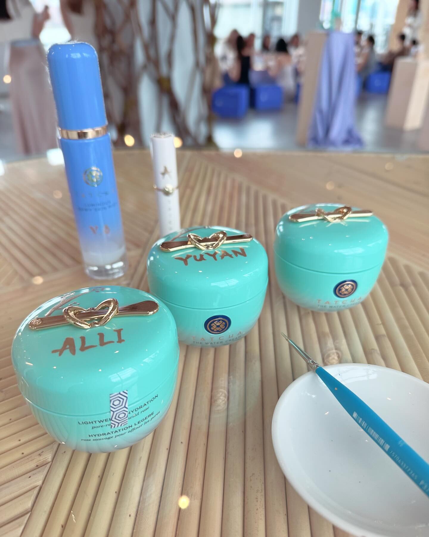 Thank you very much @tatcha for having me for the tea party beauty event today!🍵🌸💄

今日はTATCHA化粧品の新製品お披露目ティーパーティで書かせて頂きました✍🏼感謝✨

#tatcha #tatchabeauty #teaparty #afternoontea #inkart #calligraphy #handwritten #handwriting #matcha #artistlife #roll