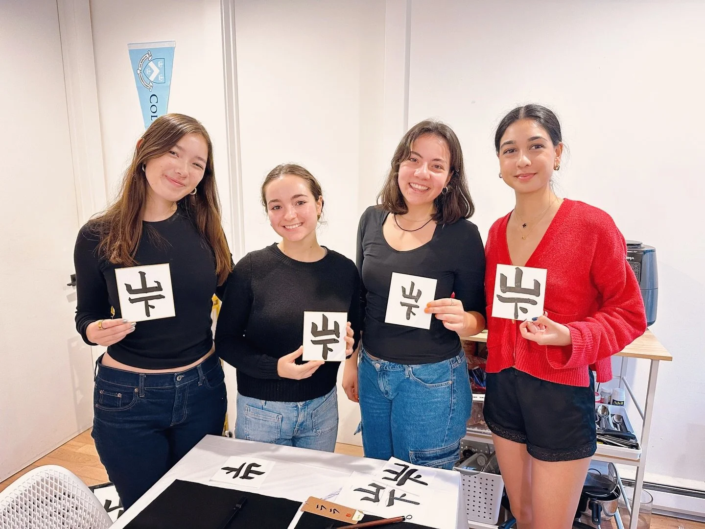 #tbt I recently had a private calligraphy session with four amazing students from Columbia University✍🏻✨
We laughed, focused and enjoyed every moment together.
Moments of connection through art are always special💫

#throwbackthursday #japanesecalli