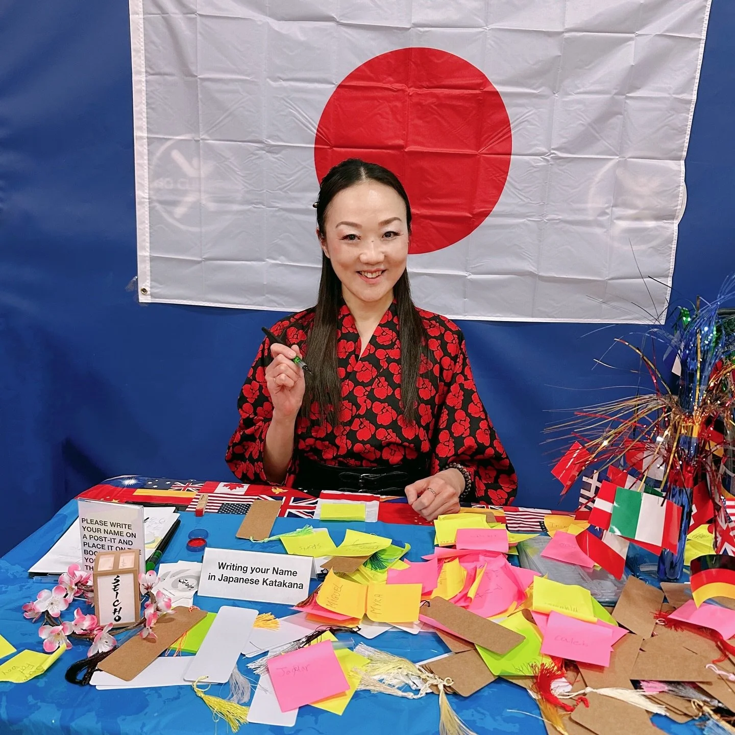 I was invited by The Kew-Forest School to participate in a cultural event featuring booths from around the world, and I had the honor of representing Japan🌎🇯🇵✨
It was truly a pleasure and a great joy to share Japanese culture with the students, te