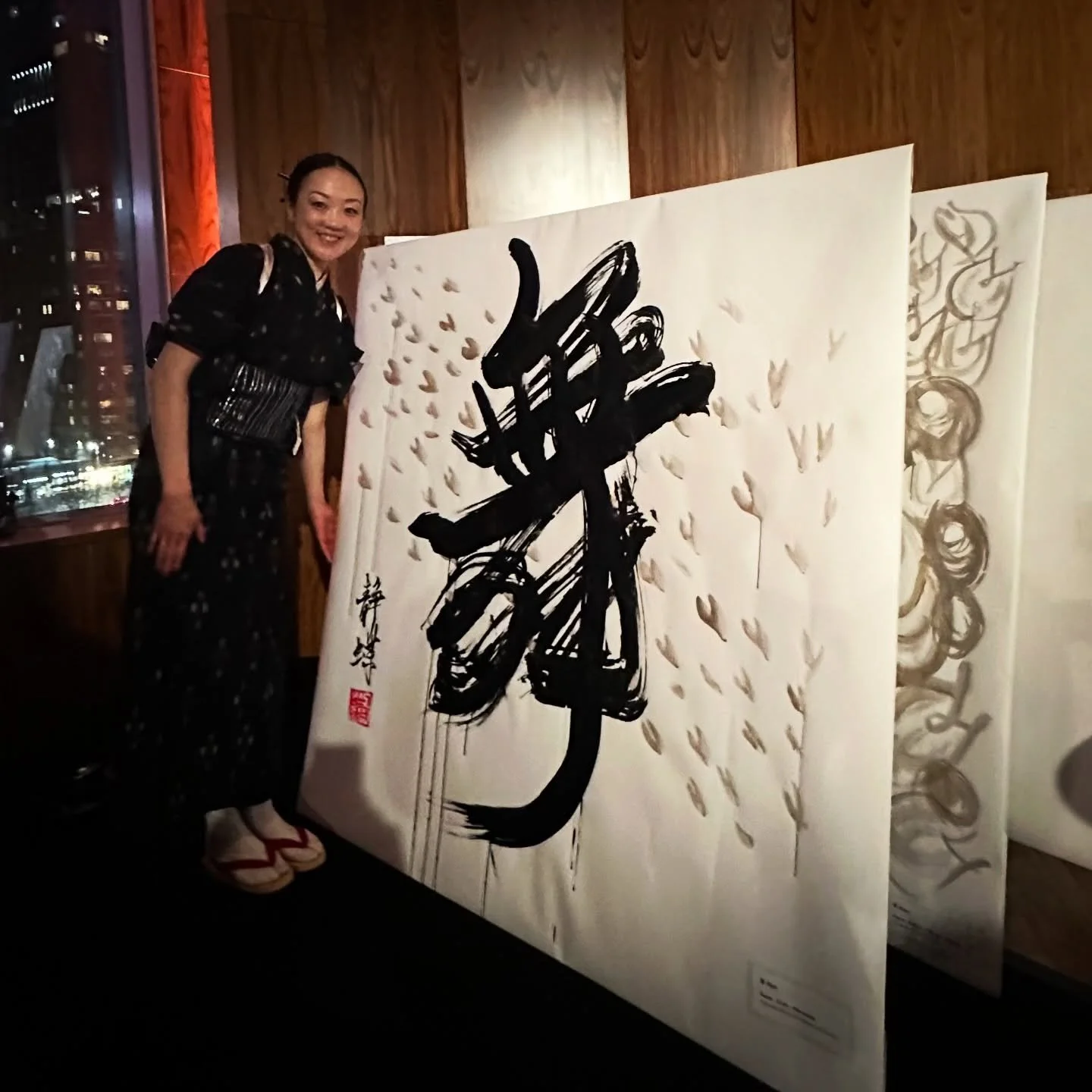 I had the great honor of participating in a MIKIMOTO event on the eve of New York Fashion Week✨
I presented three large-scale calligraphy performances and had the privilege of creating personalized pieces for the guests throughout the evening.
I am t