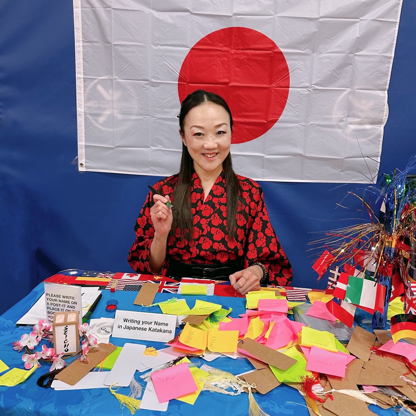 I was invited by The Kew-Forest School to participate in a cultural event featuring booths from around the world, and I had the honor of representing Japan🌎🇯🇵✨
It was truly a pleasure and a great joy to share Japanese culture with the students, te
