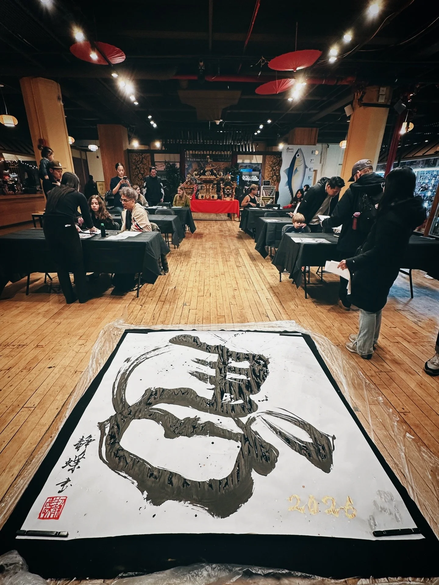 We wrote a lot of horses yesterday! 🐴🐴🐴
Thank you all so much for coming to see my performance and for joining the Kakizome New Year calligraphy event at Japan Village✨
The left-facing horse artwork, symbolizing a run toward good fortune, along wi