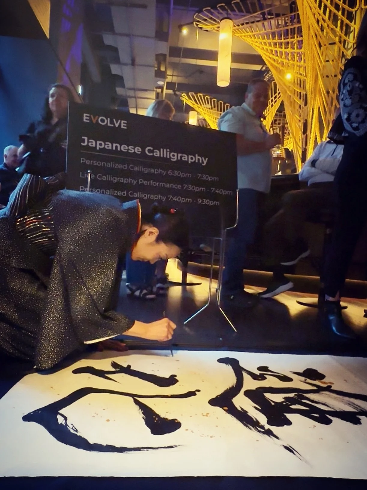 Bringing Japanese calligraphy to a corporate event at Aqua NYC✨
The theme of the evening was &ldquo;EVOLVE&rdquo; expressed through &ldquo;進化(Shinka)&rdquo; in my live calligraphy performance💫

Throughout the evening, I also created personalized min