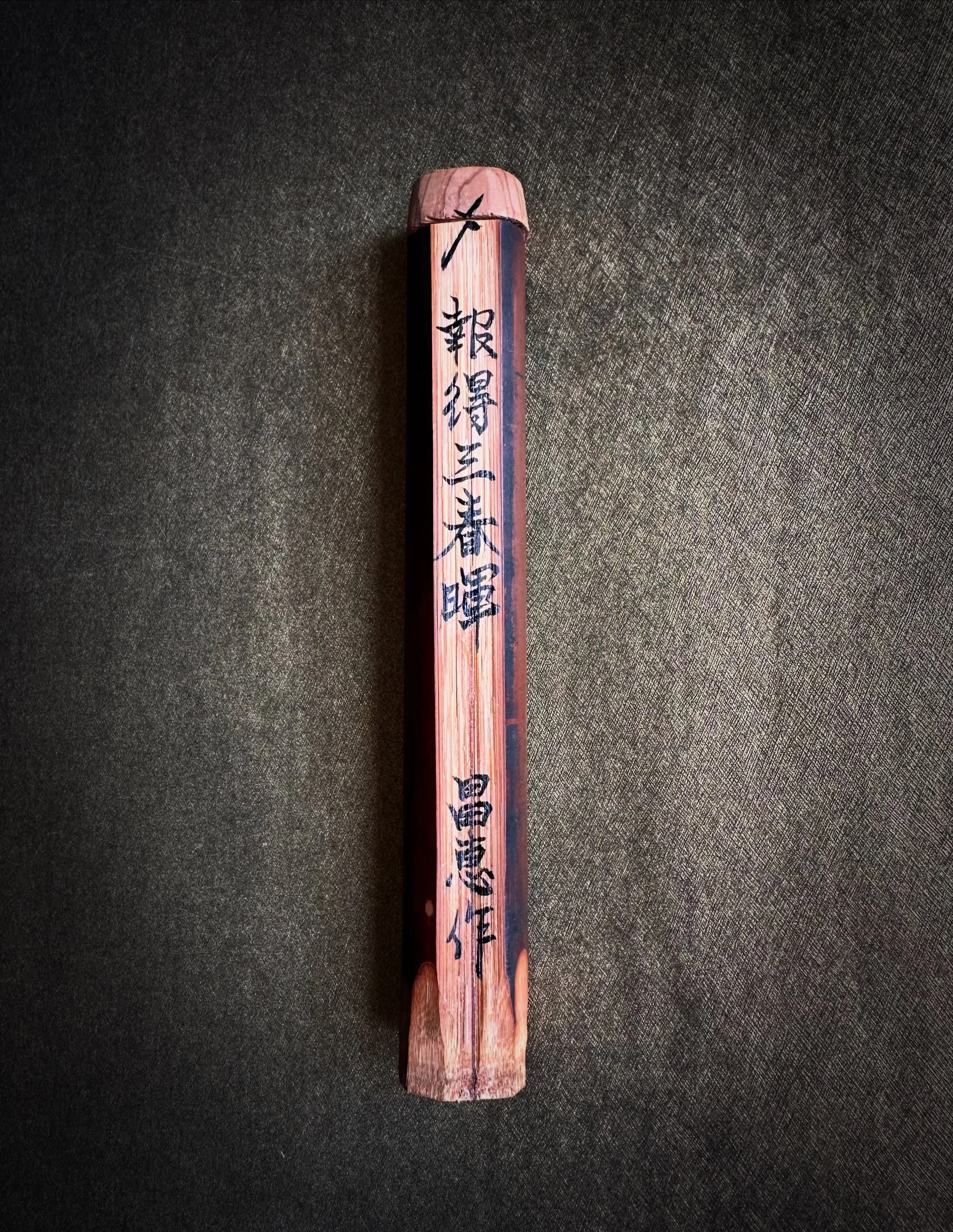 I had the pleasure of adding calligraphy to this handmade bamboo tomozutsu, a traditional Japanese storage case used for tea ceremony utensils🍵

I wrote 報得三春暉, a line from The Song of the Wandering Son by Tang dynasty poet Meng Jiao, along with Masa