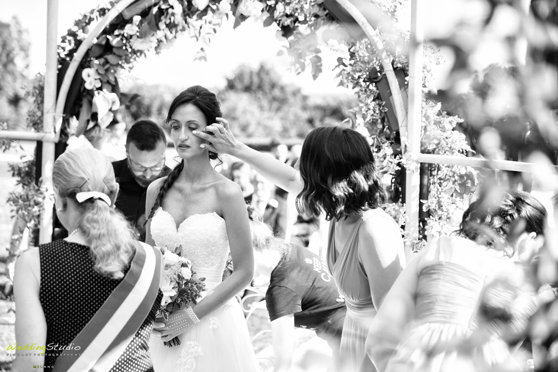 016-valeria-emiliano-matrimonio-cernusco-lombardone-dettagli-matrimonio-sposa.jpg