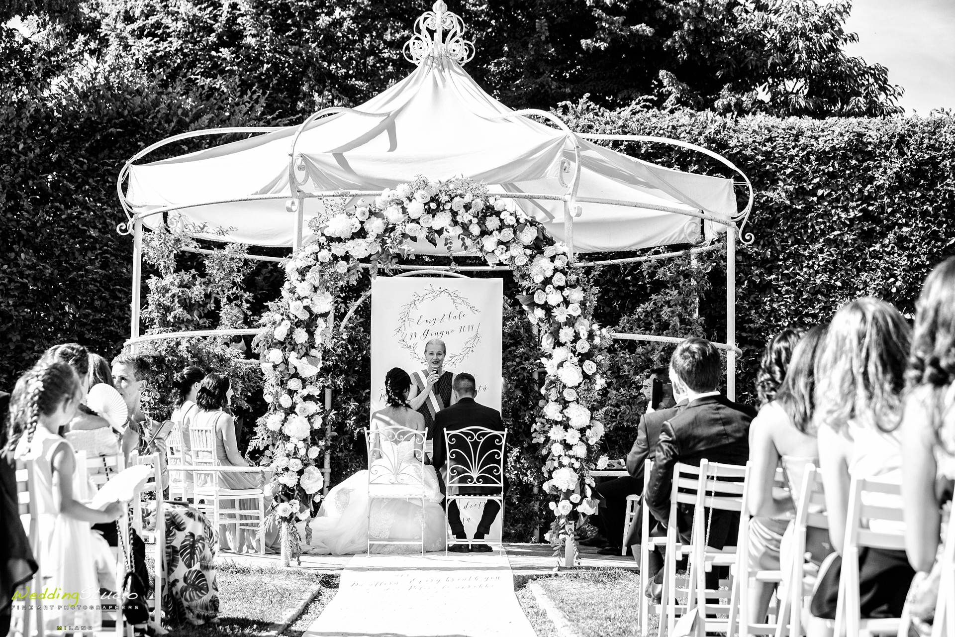 017-valeria-emiliano-matrimonio-cernusco-lombardone-celebrazione-matrimonio-giardino.jpg
