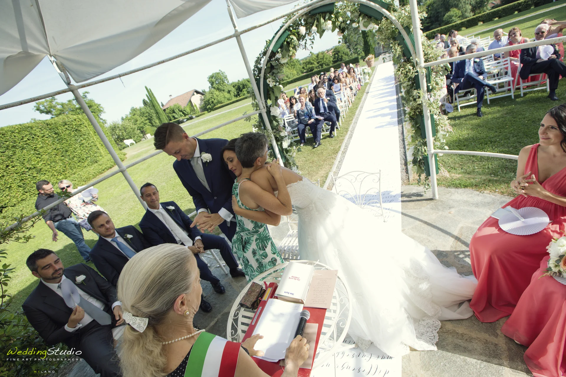 020-valeria-emiliano-matrimonio-cernusco-lombardone-abbraccio-sposa.jpg