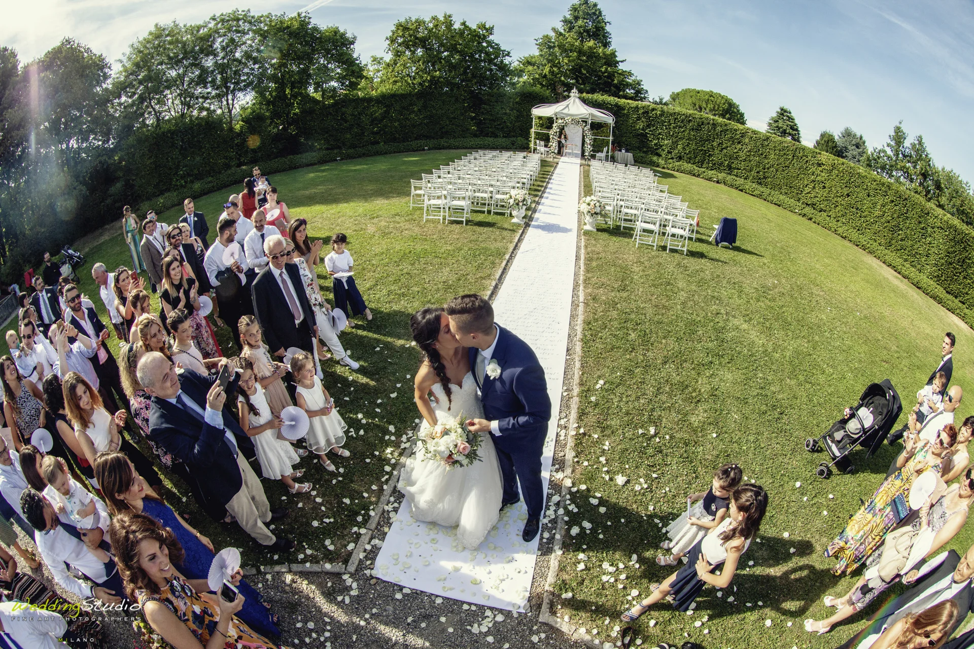 021-valeria-emiliano-matrimonio-cernusco-lombardone-bacio-sposi.jpg