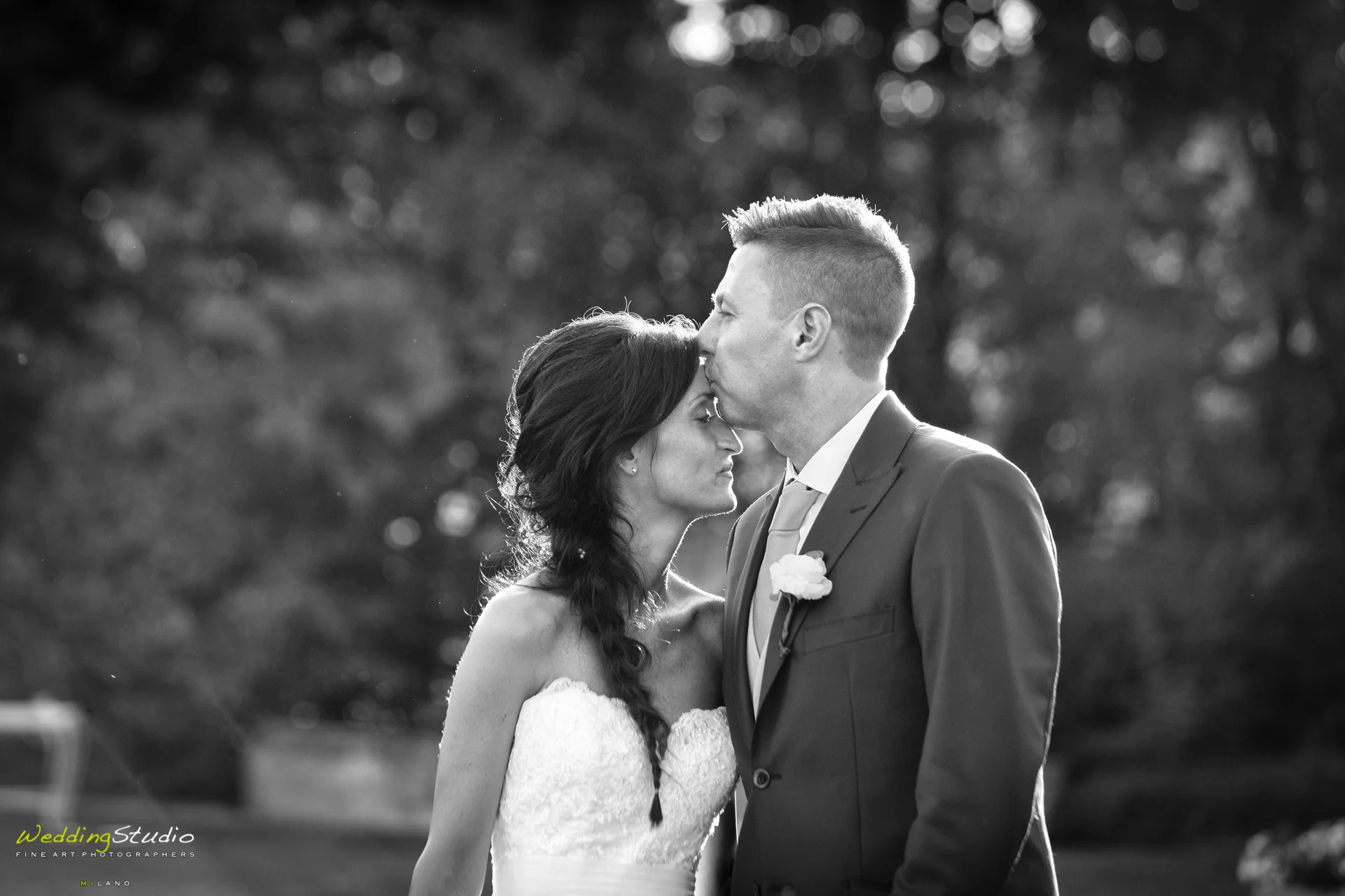 029-valeria-emiliano-matrimonio-cernusco-lombardone-dettaglio-bacio-sposi.jpg