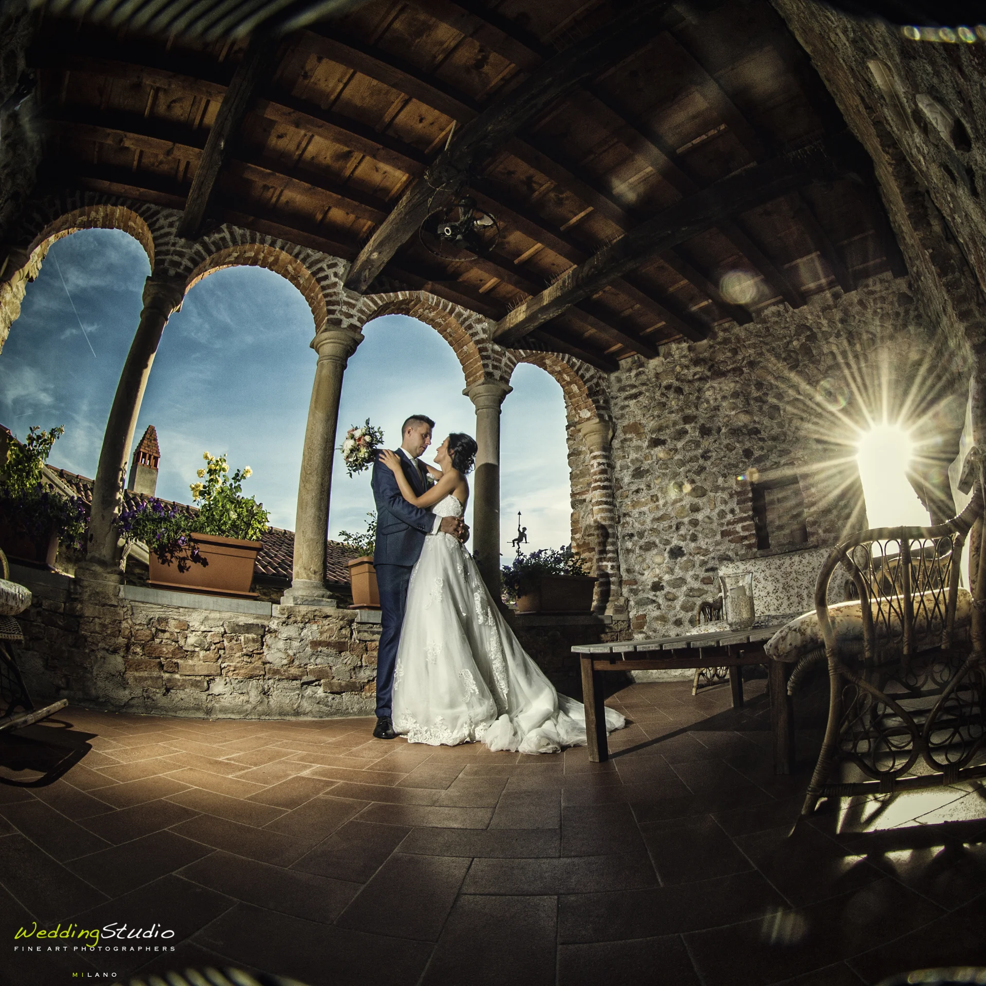 030-valeria-emiliano-matrimonio-cernusco-lombardone-abbraccio-sposi.jpg