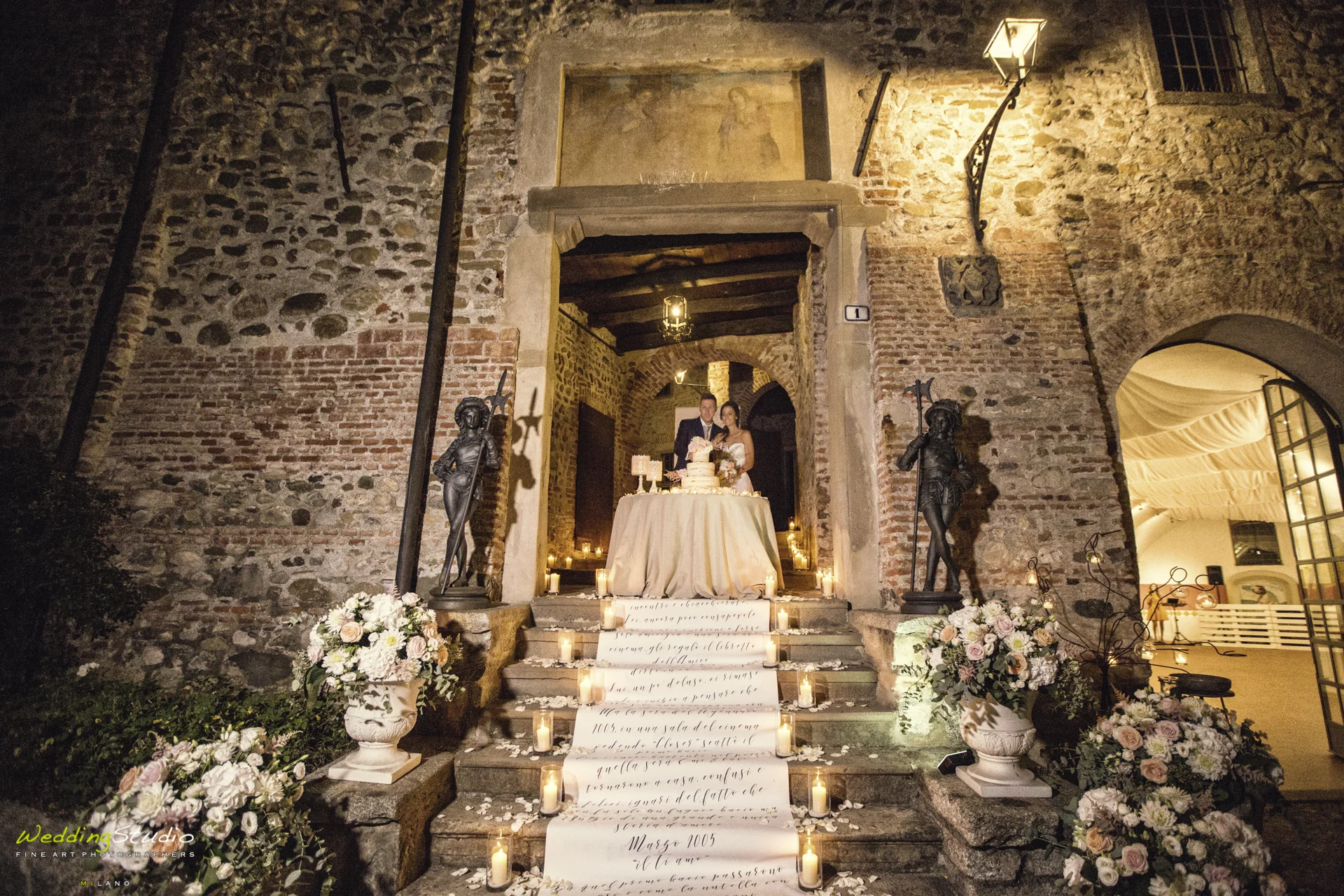 036-valeria-emiliano-matrimonio-cernusco-lombardone-taglio-torta-sposi.jpg
