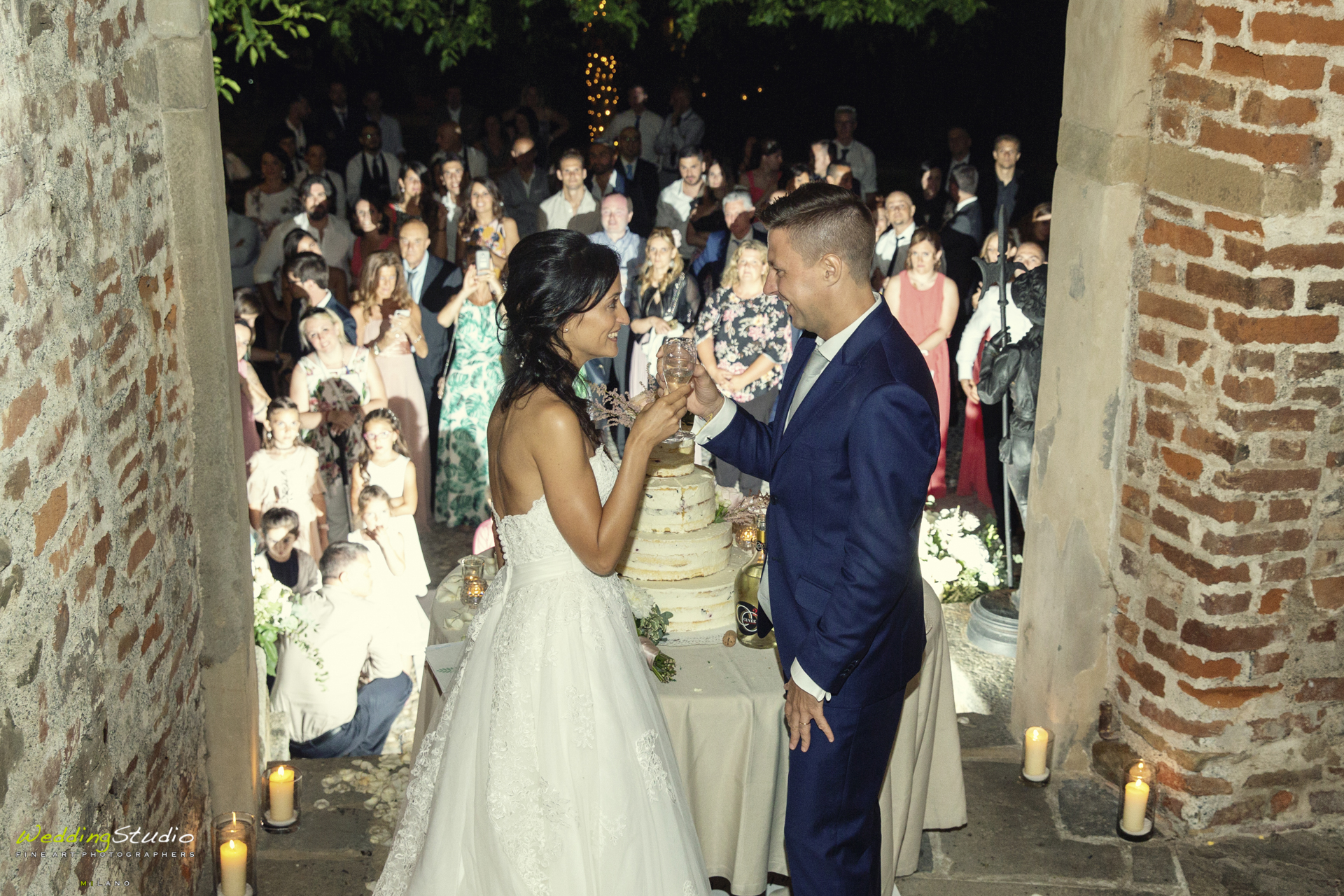 037-valeria-emiliano-matrimonio-cernusco-lombardone-brindisi-festeggiamenti.jpg