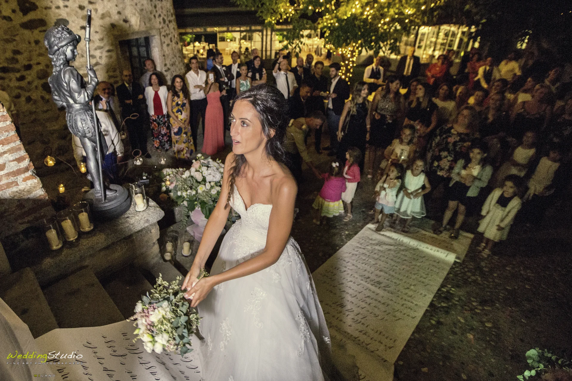 039-valeria-emiliano-matrimonio-cernusco-lombardone-lancio-bouquet-sposa.jpg