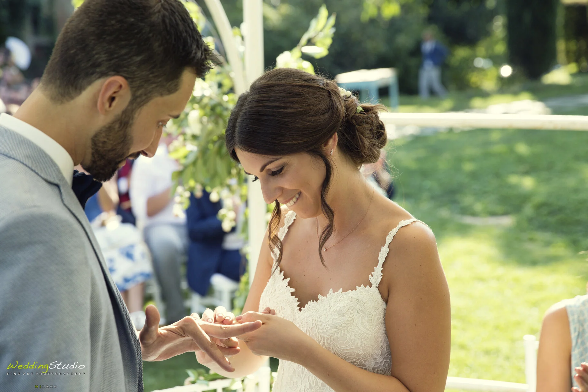 017-veronica-francesco-matrimonio-cernusco-lombardone-scambio-fedi-sposi.jpg