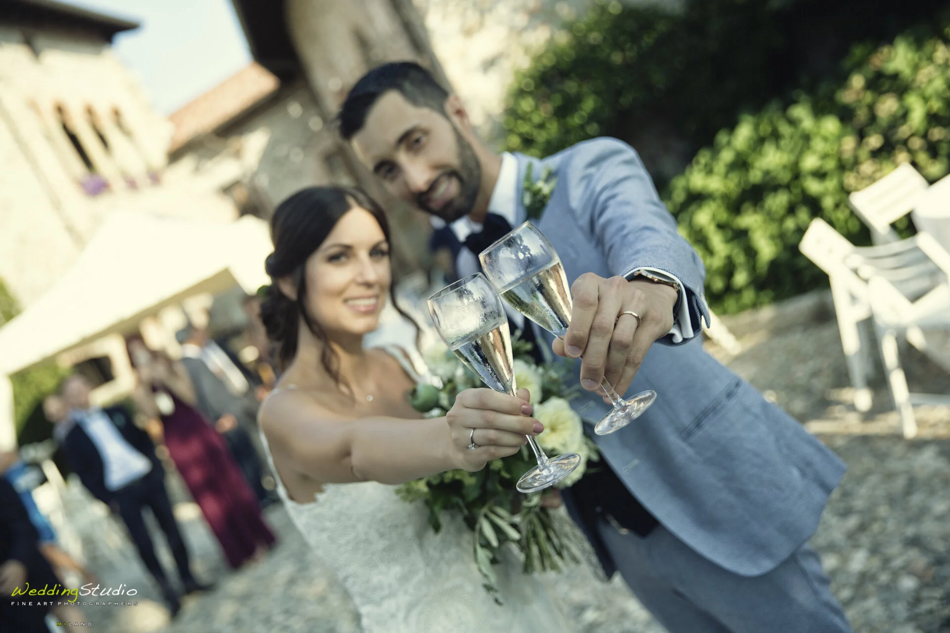 023-veronica-francesco-matrimonio-cernusco-lombardone-lecco-brindisi-sposi.jpg