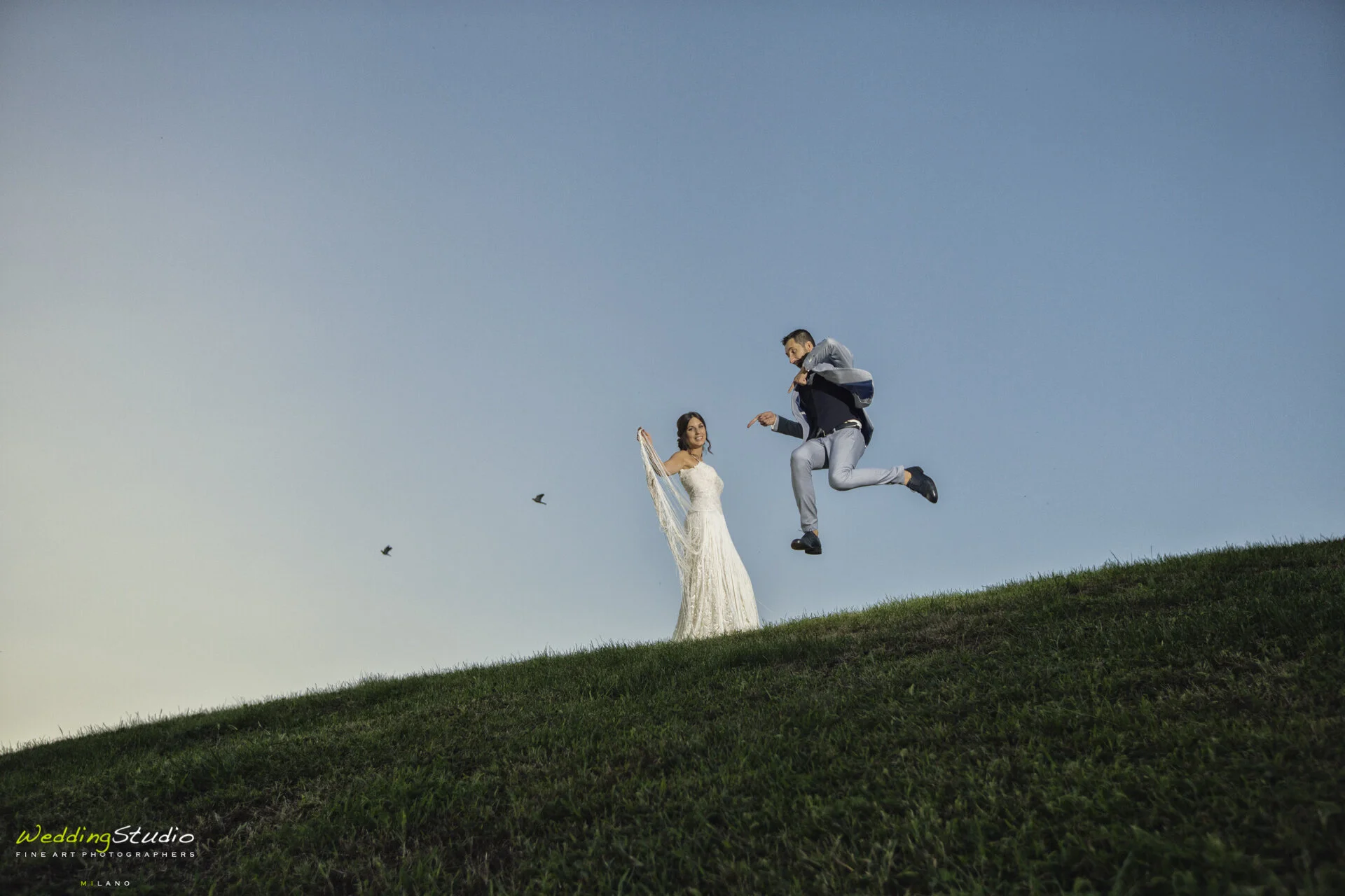 026-veronica-francesco-matrimonio-cernusco-lombardone-foto-sposi-esterno.jpg
