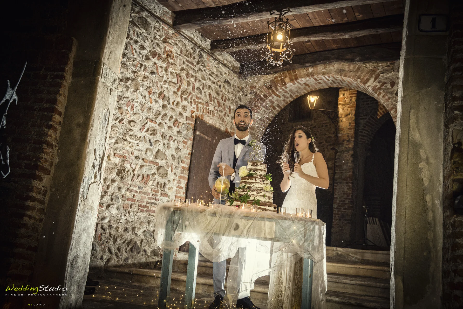 034-veronica-francesco-matrimonio-lecco-taglio-torta-sposi.jpg